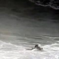Un surfeur sauvé de justesse d'une vague géante