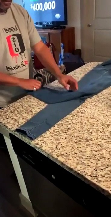 Sa méthode de pliage de jean est incroyable