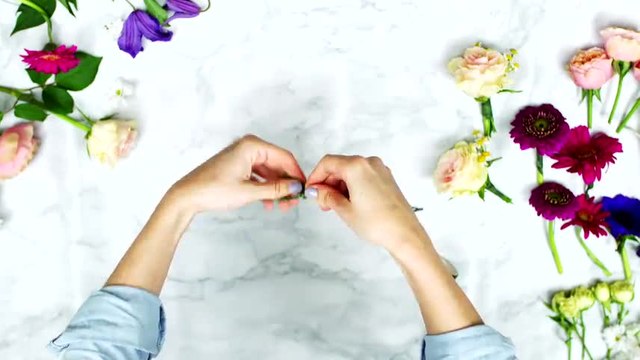 Anleitung: So machst du dir den schönsten Blumenkranz für die Haare