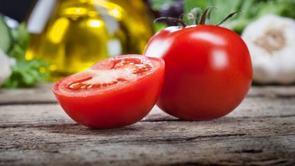 Tomatenburger: So machst du einen Burger ohne Kohlenhydrate