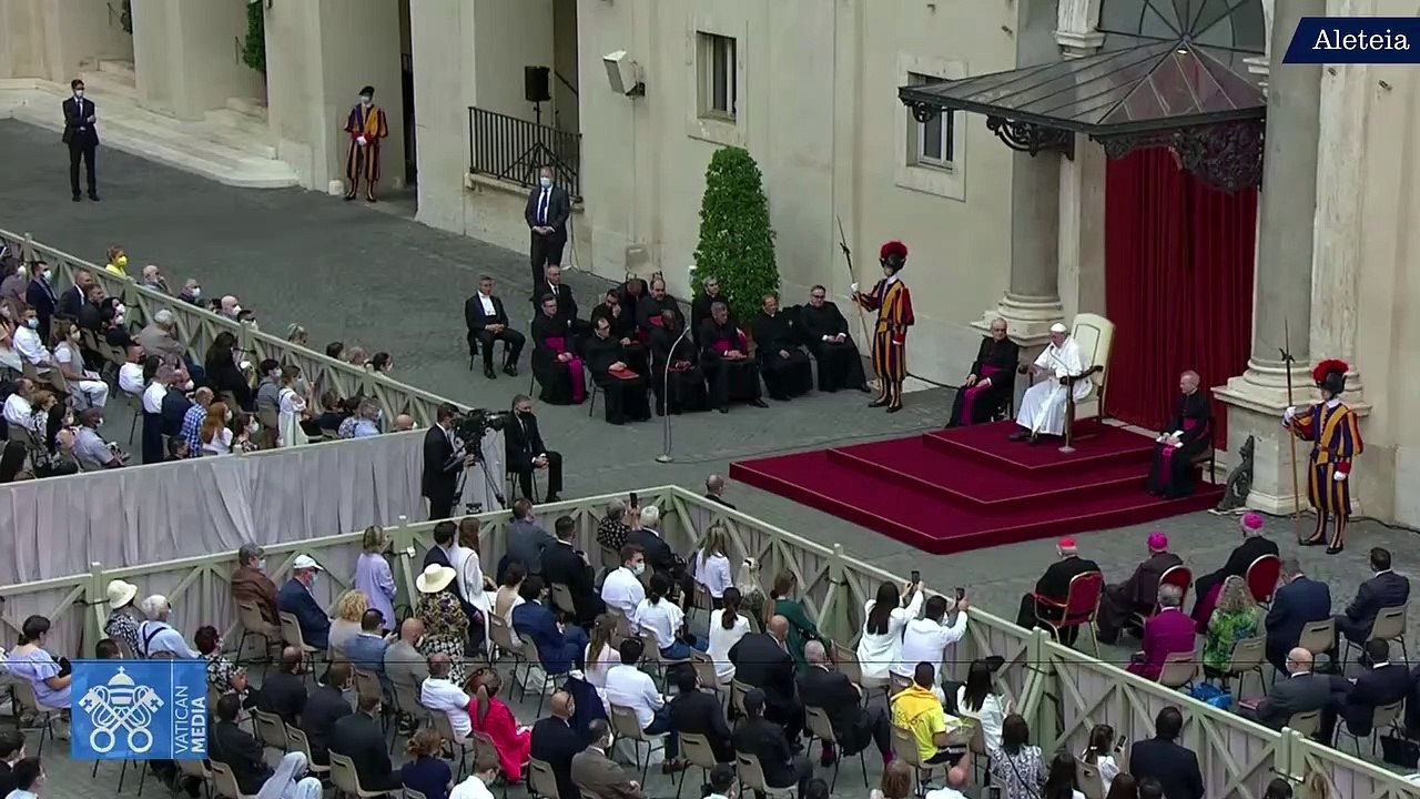 Pope: The Holy Spirit carries us forward