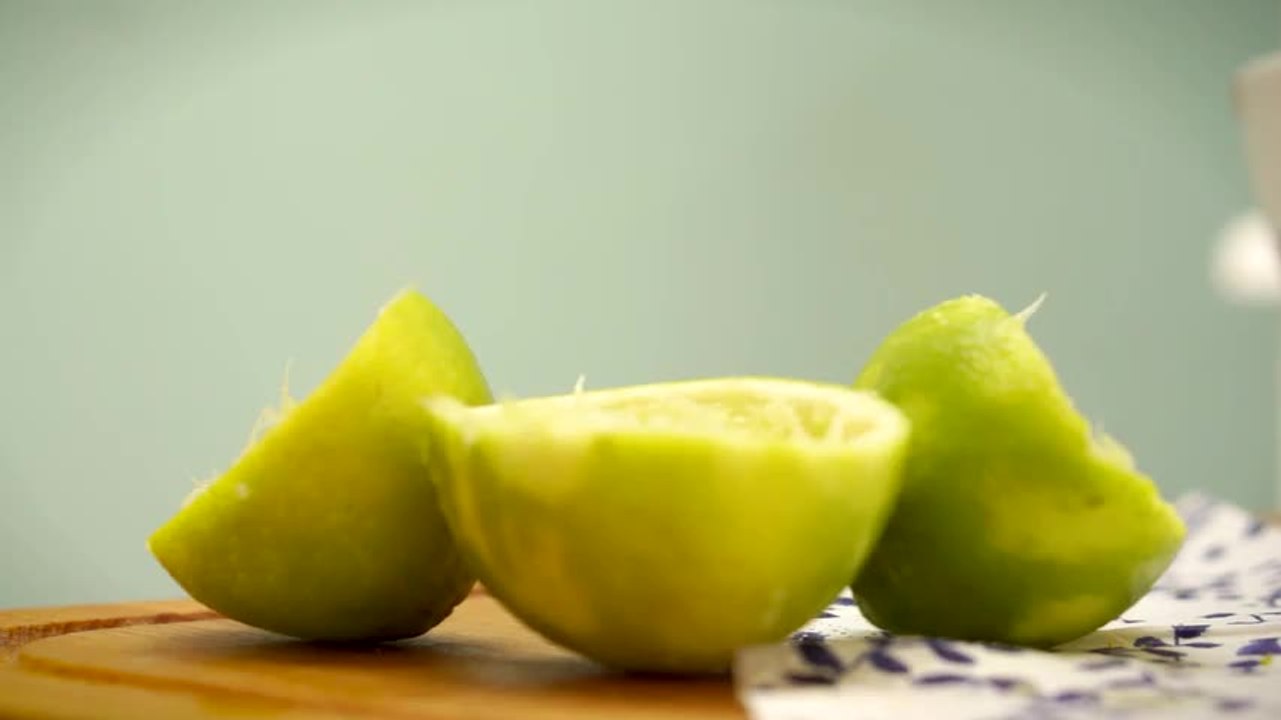 Herrlich erfrischende Raw Bites aus Mandeln, Pistazien und Limetten