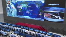 Una telefonata spaziale. Xi Jinping saluta gli astronauti sulla nuova stazione