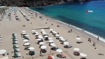 Antalya'da plajlar tıklım tıklım
