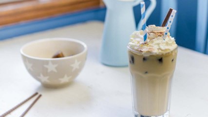 Eiskaffee mit Kaffee-Eiswürfeln