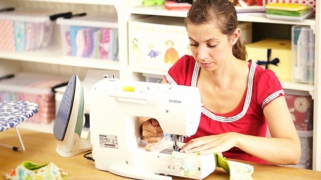 Ein Halstuch für ein Baby selber nähen: Mirjam zeigt, wie's geht!