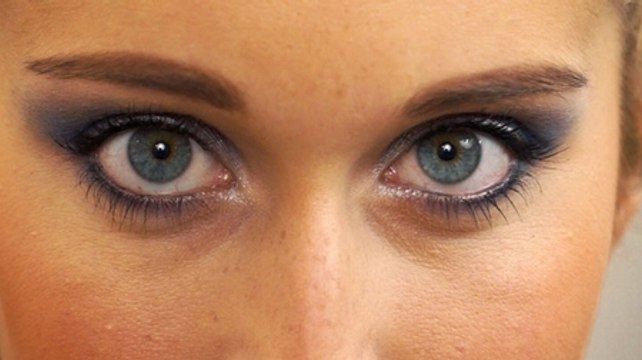 Zum Nachschminken: Party-Make-up für blaue Augen
