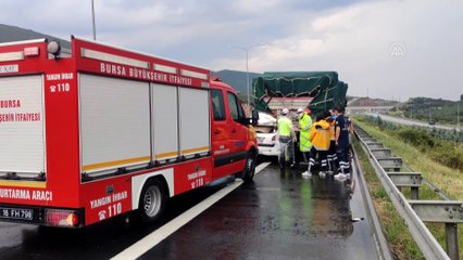 BURSA - Tıra çarpan otomobilin sürücüsü hayatını kaybetti
