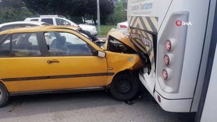 - Otomobil kırmızı ışıkta bekleyen minibüse çarptı: 1 yaralı