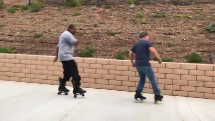 El baile en patines de estos hombres te va a dejar loca
