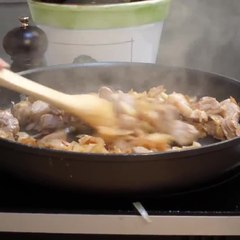 Este cerdo al caramelo con cebolla es lo más