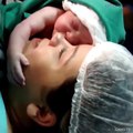 Esta recién nacida no quiere separarse de su madre