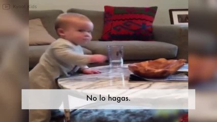 ¡Este bebé tan pillo quiere saltarse las normas de su mamá!