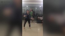 ¡Este padre imita el baile de su hija a sus espaldas!