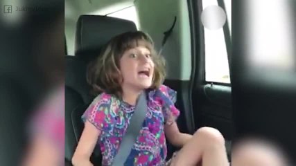¡Esta fan de Ed Sheeran se vuelve loca de emoción con la sorpresa de sus padres!