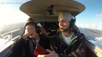 Emergencia en el aire: ¡una pedida de mano de vértigo!