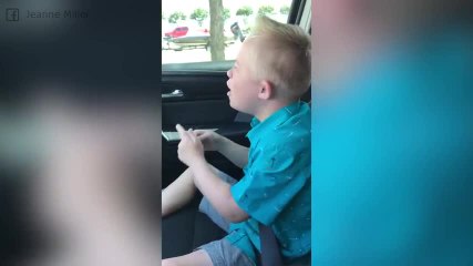 ¡Este pequeñajo es el mayor fan de Whitney Houston!