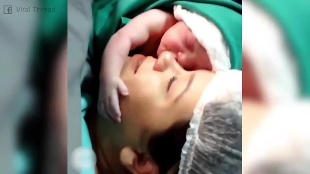 Momento mágico: ¡este recién nacido no quiere separarse de su mamá!