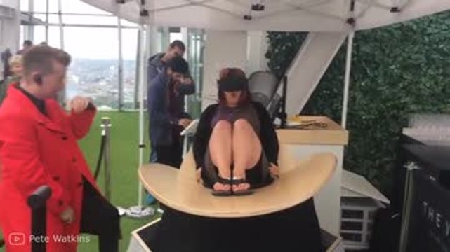 ¡Esta mujer lo flipa con las gafas de realidad virtual!