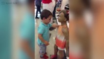 ¡Así de graciosa es la reacción de los niños con los maniquís!