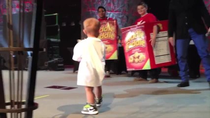 ¡Este bebé roba todo el protagonismo en un concierto!