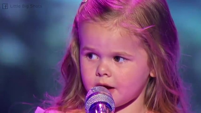 ¡Esta pequeña artista es lo más tierno que ha habido nunca sobre un escenario!