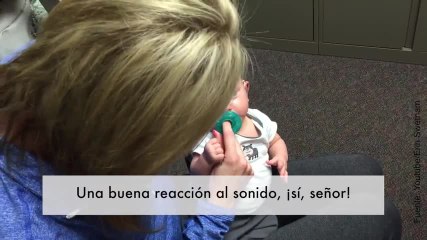 ¡Este bebé oye a sus padres por primera vez!