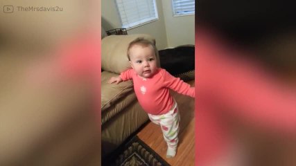 ¡Está empeñada en despertar a su hermano! ¿Lo conseguirá