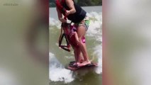 ¡Increíble la habilidad de esta madre con su hija en el agua!