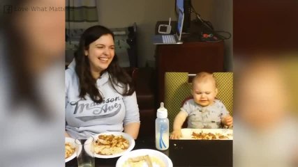 ¡Insólito lo que sucede cuando esta madre se acerca a su bebé!