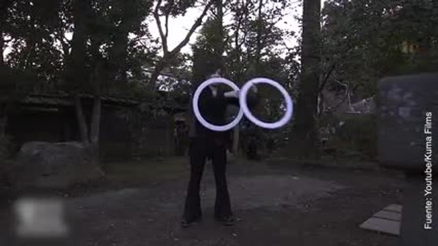 ¡Impresionantes trucos con unos aros!