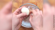 Mix de sabores: ¡aguacate relleno con huevo y envuelto en beicon!