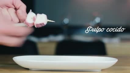 ¡Una deliciosa tapa! Brocheta de pulpo con vinagreta