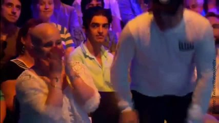 ¡Este hombre le pide a su novia matrimonio en directo!