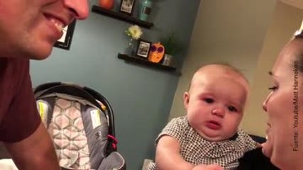¡Un bebé celoso de sus padres cuando se besan!