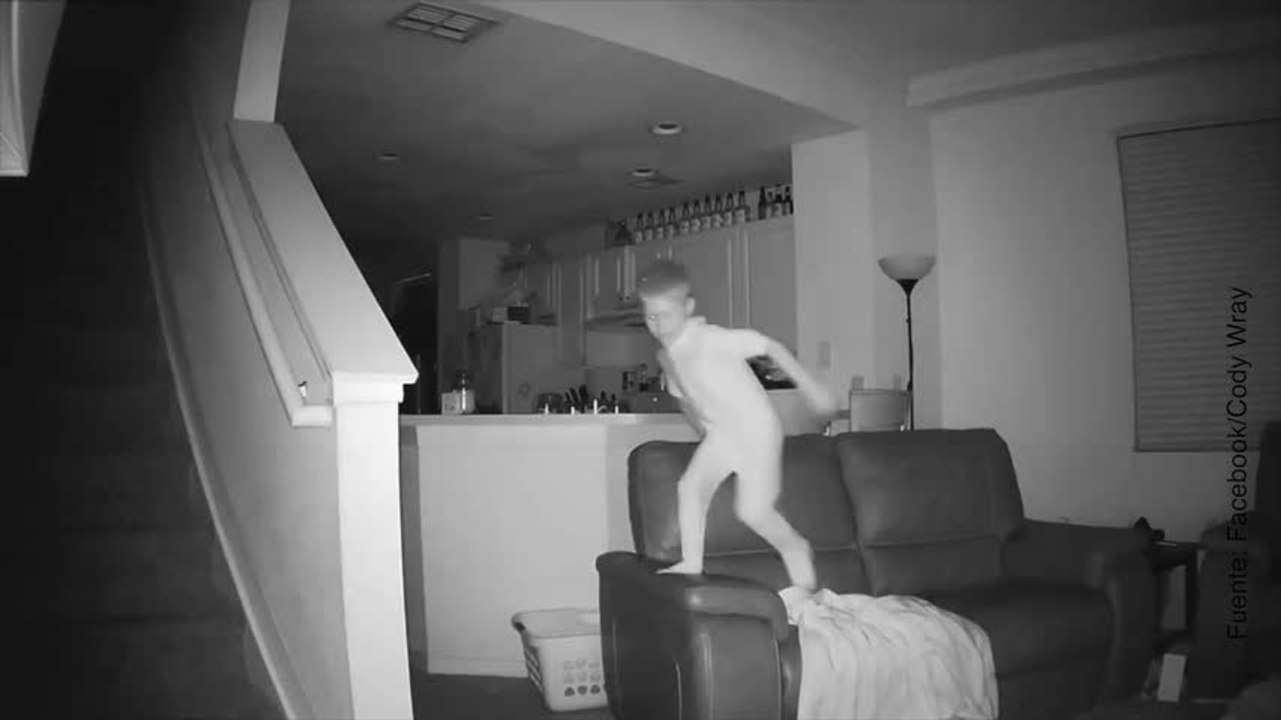 ¡Este pequeñín ha sido pillado por la cámara de seguridad de su casa!