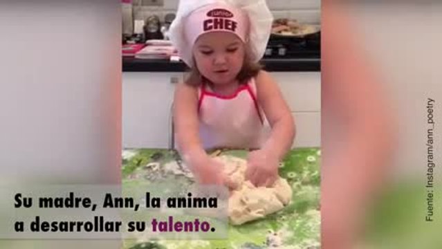 ¡Esta chiquitina de 3 años está hecha toda una cocinera!