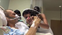 Esta pareja se casa en el hospital antes de que el padre de la novia fallezca