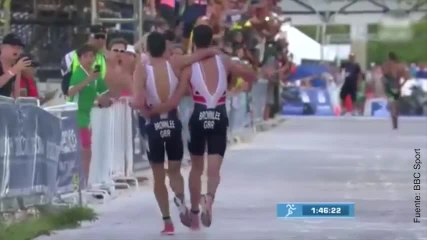 ¡Este chico ayuda a su hermano a terminar un triatlón!