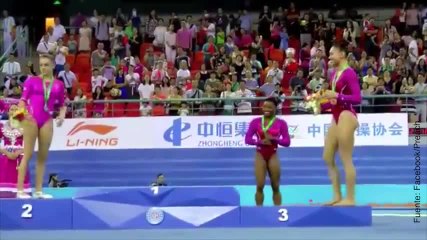 ¡A esta gimnasta le regalan flores con abeja incluida!
