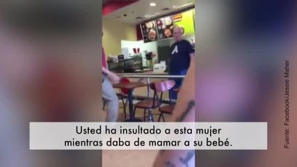 Este hombre se mete con una mujer por amamantar a su bebé en público