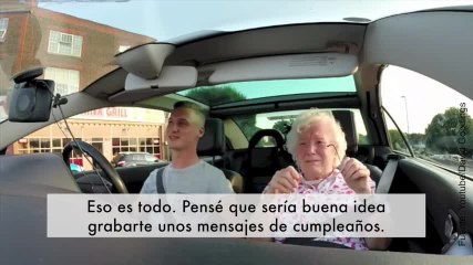 ¡Esta adorable abuelita recibe una gran sorpresa por su cumple!
