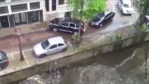 ¡Un coche tira a otro coche al río!