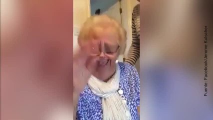 Una abuela muy moderna... ¡usando Snapchat!