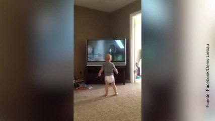 ¡Este chiquitín imita lo que ve en una película!