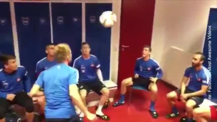 Estos equipo de jugadores se pasa el balón sin que caiga al suelo