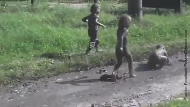 ¡Estos niños están cubiertos de barro de los pies a la cabeza!
