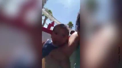 ¡Primera vez de este niño en una montaña rusa!
