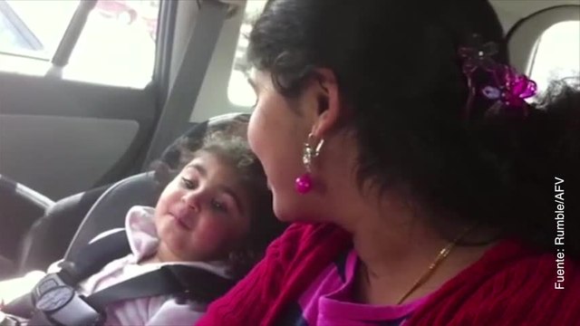¡Esta pequeñina tiene una curiosa forma de decir te quiero!