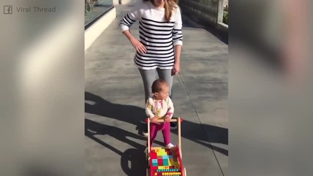 Questa bambina è rimasta colpita dal suo fascino...